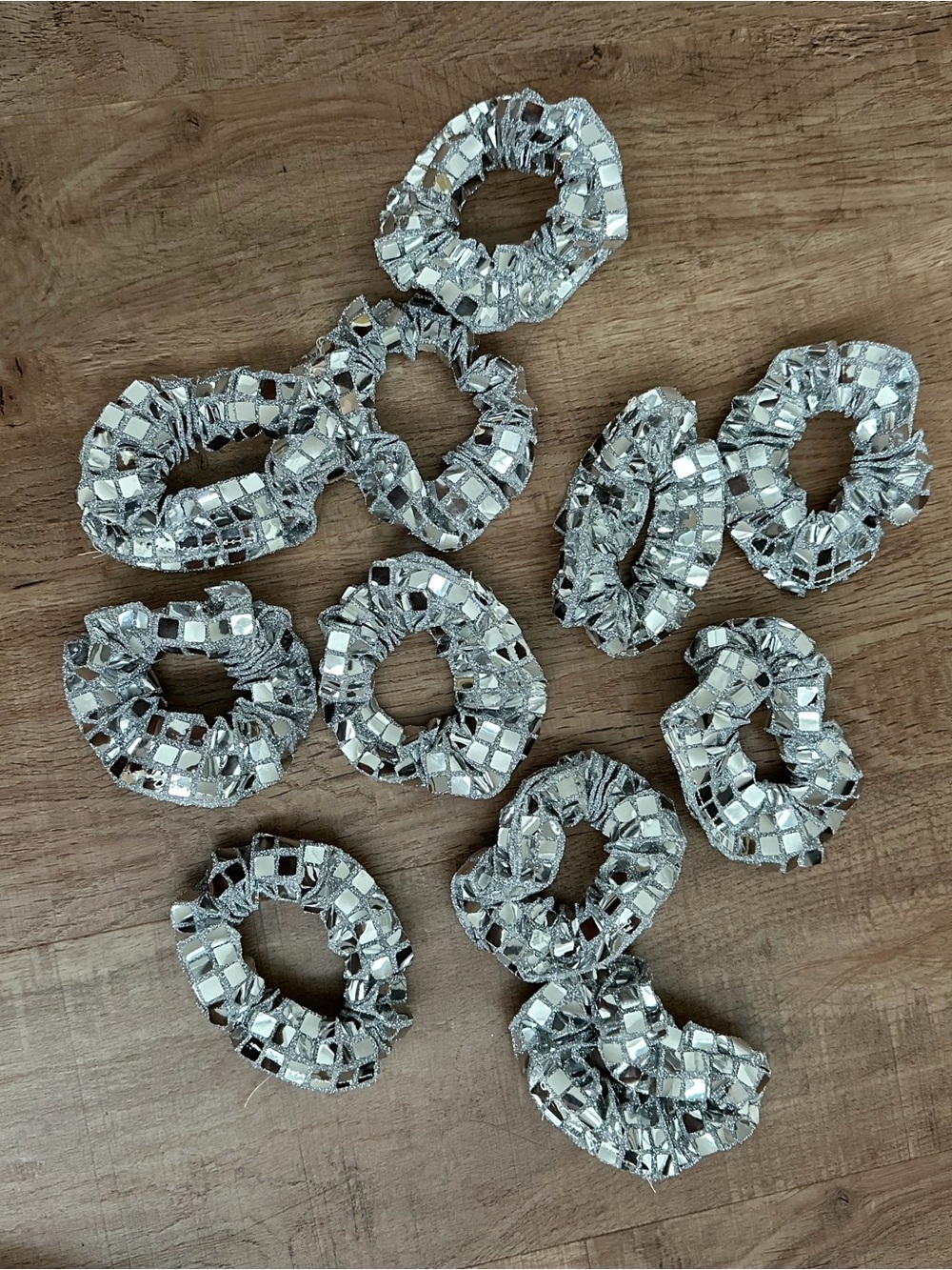 SHEIN Silver Metallic Sequin Hair Scrunchies Set